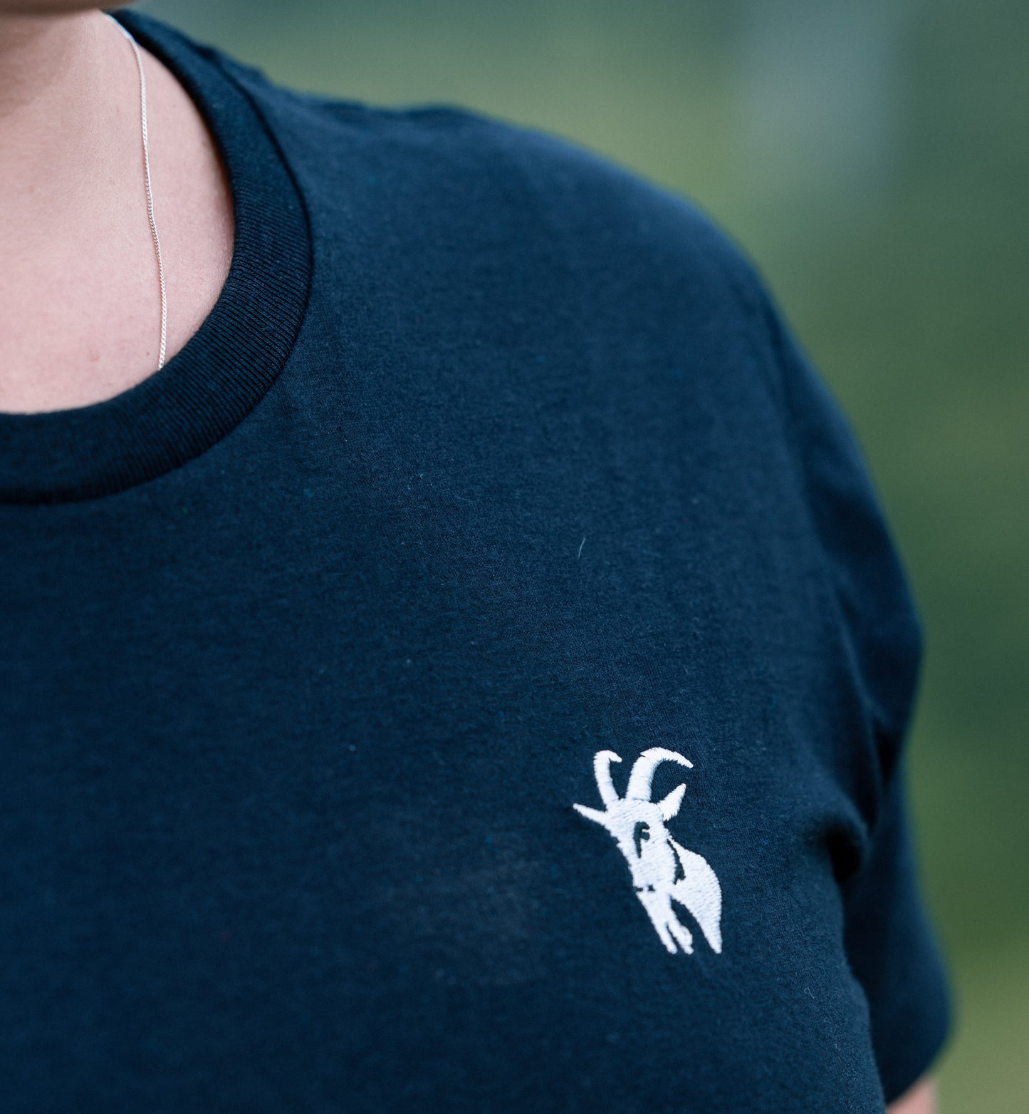 Crys T Gwreiddiol Du i Fenywod wedi'i frodio